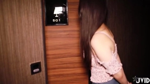A girl who spends her days wandering in an internet cafe - Jie Mi