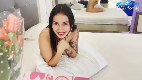 En El Dia De Los Enamorados Me Sorprenden Con Un Regalo Y Me Llenan Toda Mi Vaguina De Leche!! - Jenifer Play