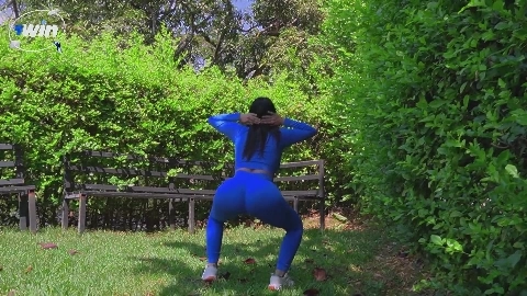 De Camino Al Gym Follo En Un Parque - Jenifer Play