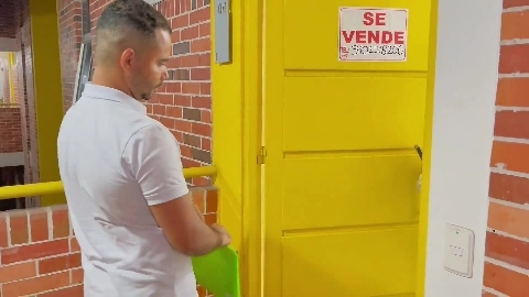 Asesora De Inmobiliaria Seduce a Su Cliente Para Venderle La Casa Jeniferplay - Jenifer Play