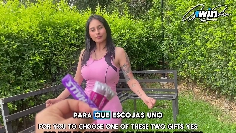 Oh ???? Mi Amigo Me Enseña Cómo Usar Un Condon En La Calle Jeniferplay - Jenifer Play