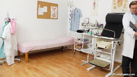 41 yo Ellen - OldPussyExam