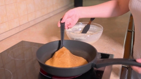 Submissive Housewife And Powerful Cumshot - Luna Roulette