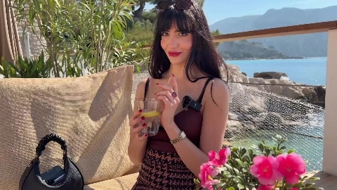 JacquieEtMichelTV - Lola 25 - Takes On A Challenge That Impressed Her