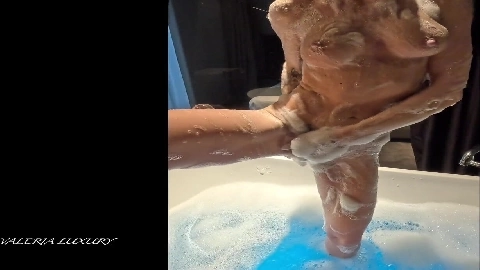 My Stepsister finally spread her Sexy Legs in the Bathroom - Valeria Luxury