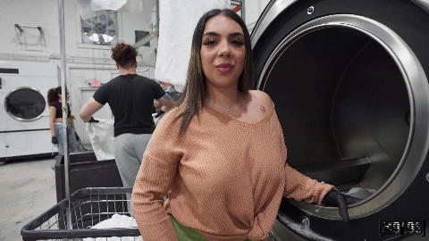 Gigi Lysette, Logan Xander - Fucking In The Laundromat