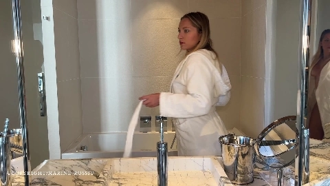 Solo Viens Prendre Un Bain De Lait Avec Moi - Marine Rossi