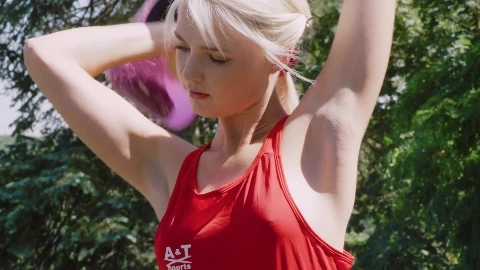 Sexy Blonde Teen Beauty: She Got Skills To Pay The Bills