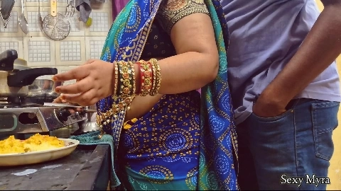 Devar ne bhabhi ko kitchen sme sari utaar ke chudai ki