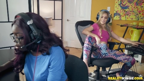 Gamer Girl - Kali Roses