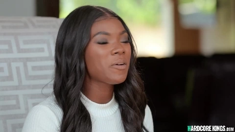 Muscle white guy fucks ebony hottie