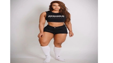 Kiara Gold Has a Photographer Take a Long Shot in Her Butthole