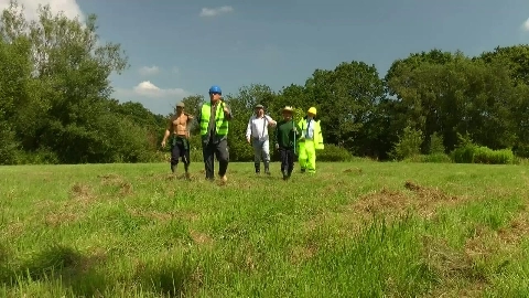 Lara's Men At Work 4 - Television X