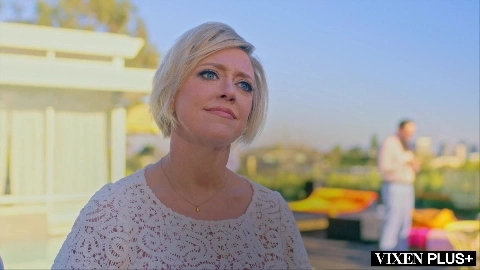 VIXENPLUS Cock hungry socialite Dee fucks server at house party