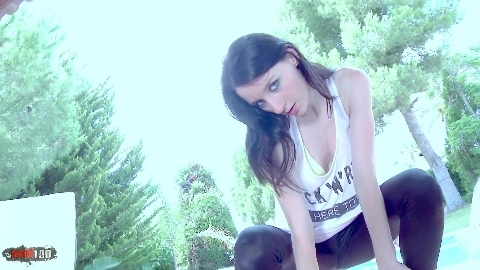 Pauline fait un strip près de la piscine - Pauline Cooper