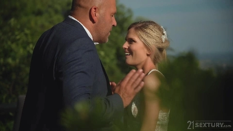 Horny Honeymooners [HD Porn] - Candee Licious