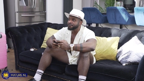 MatureNL - Dee Lite - Tall Gilfs Holiday BBC Surprise