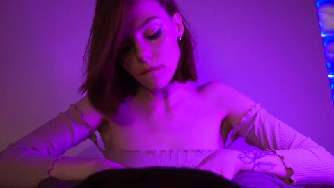 Saftig blowjob fra en skønhed, cum på hendes ansigt, og hun slikkede alt op med at synke - Arina Fox