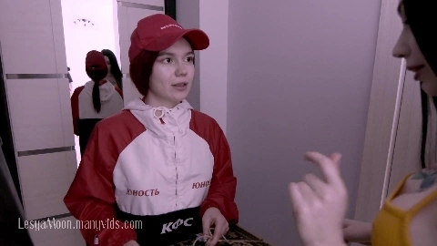 Hot brunette fucked a pizza delivery girl - Lesya Moon