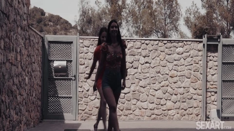 Antonia Sainz And Moona Snake Hungrily - SexArt