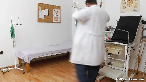 Karen - OldPussyExam