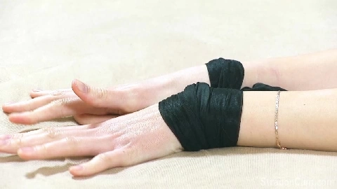 Blind Strapon Wank (087) - Agnes, Michelle