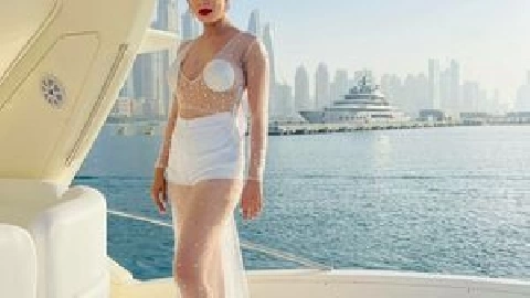 Sexy slim Venus Onfire gets fucked by 3 big cocks (Dp, atm, anal, gapes)