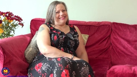 Curvy mature Nikki is getting naughty when - Nikki (EU)