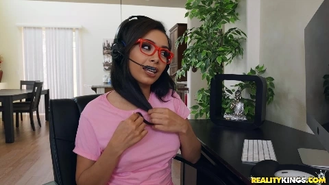 Gamer Girl - Aaliyah Hadid