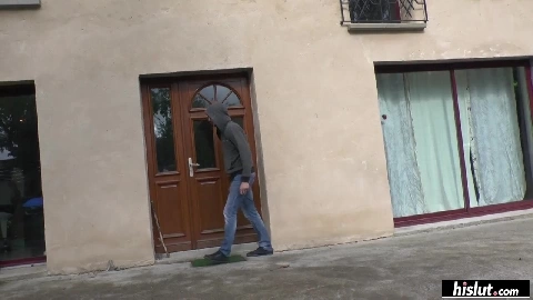 Jessica Farmer throws her legs over her studs shoulders for a deep fuck