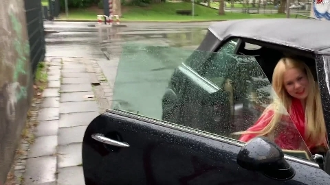 Latex-Fotzen-Mudda-Milf auf Linienstrass - Devil Sophie