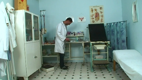 Jennifer gets wet at her doctor's - My German Amateurs