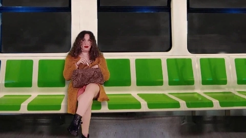 Seduciendo a un amigo en el tren - Latin Queen