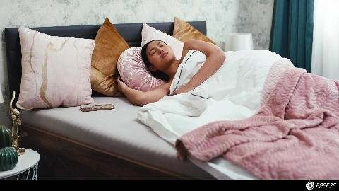 Freeze - May Thai - Clumsy