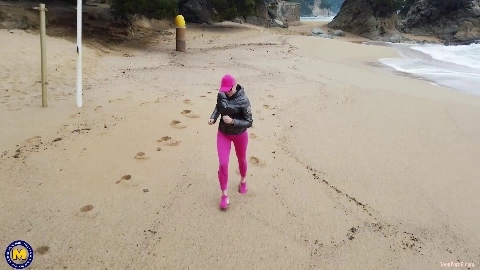 Meeting on the Beach - Anna Blond