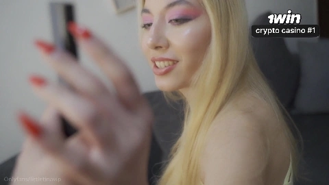 Mi Madrastra Se Pone Un Short Roto Para Provocarme Y Me Vuelca El Café En El Pantalón - Little Tina