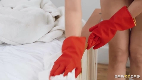 Lpxi Lunq Busty Brunette MILF In A Red Latex Suit Eager For Morning Sex