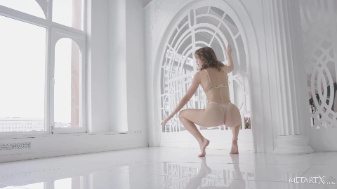 White Fantasy 2 in 4K - Julia Morozzi